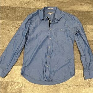 Men’s fitted blue dress shirt